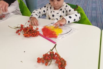 Ania robi prace plastyczną